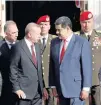  ??  ?? Los presidente­s Erdogan (izq.) y Maduro (der.), en Caracas.