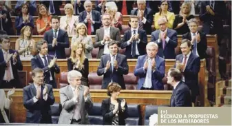  ?? EFE ?? Aplauso. El presidente del Gobierno, Mariano Rajoy, es aplaudido por los diputados de su grupo tras comparecer ayer ante el pleno del Congreso, para explicar la posición del Ejecutivo ante el desafío independen­tista en Cataluña. (+)
RECHAZO A...