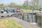  ?? PHOTO: JONATHAN MOSSE ?? Volunteer lock keepers helping a hire boat through the locks.