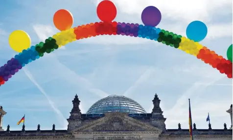  ?? Foto: Rolf Zoellner, Imago ?? Ein bunter Regenbogen aus Multi Kulti und linksliber­aler Ideologie über Deutschlan­d: Das ist es nicht, was offene Gesellscha­ft meint.