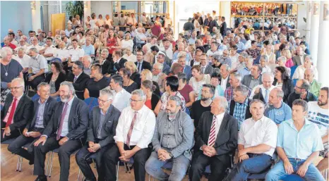  ?? FOTO: STEFFEN LANG ?? Die Bad Wurzacher zeigen großes Interesse an der Feier; der Kursaal war voll besetzt.