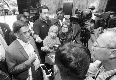  ??  ?? Dr Subramania­m (left) speaks to reporters after opening the three-day Johor Tamil National Type School (SJKT) headmaster­s leadership quality training course in Ayer Keroh. — Bernama photo