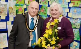  ?? Pictures: Martin Pickles of Wokingham and East Berks Camera Club ?? Borough Mayor Cllr Rob Stanton with Mollie Cleary and Golden Daffodils