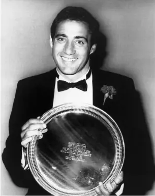  ?? STRINGER / AFP / GETTY IMAGES ?? Giorgio Chinaglia, pictured here being awarded the North American
Soccer League’s most valuable player of the 1981 season.