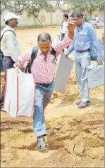  ?? PTI Photo ?? Officials carry EVMs to polling stations ahead of the Silli n constituen­cy bypoll, in Ranchi on Sunday.