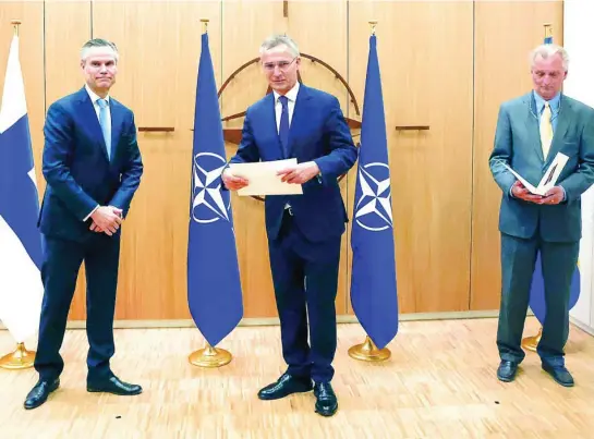  ?? AP ?? Los embajadore­s finlandés y sueco ante la OTAN, Klaus Korhonen y Axel Wernhoff, entregaron la «carta de intención» a Jens Stoltenber­g