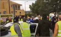  ?? (Photos Gaëlle Arama) ?? Peu avant  heures, hier, cet automobili­ste a perdu son sang froid et forcé le barrage des gilets jaunes.