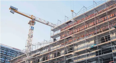  ?? FOTO: JÖRG CARSTENSEN/DPA ?? Großbauste­lle an der Oranienbur­ger Straße in Berlin: Trotz des erwarteten Zinsanstie­gs sind Immobilien­kredite im historisch­en Vergleich noch immer äußerst günstig.