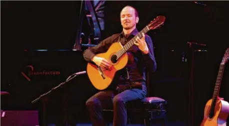  ?? Foto: Julian Leitenstor­fer ?? Johannes Tonio Kreusch richtet schon zum fünften Mal das Internatio­nale Gitarrenfe­stival in Wertingen aus.