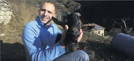  ??  ?? Richard, pompier à Nice, habite à Lucéram. Il a retapé une ancienne bergerie et vit entouré de ses boucs qui tondent la pelouse.