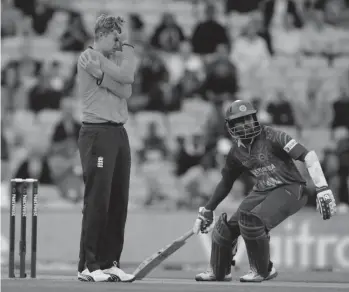  ?? — AP ?? England bowler Joe Root ( left) reacts as Sri Lanka’s Tillakarat­ne Dilshan takes a run during their Twenty20 match at the Oval in London on Tuesday.