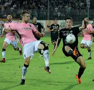  ??  ?? Playoff Domani allo stadio Barbera di Palermo il ritorno della semifinale dopo l’1-1 del Penzo