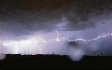  ?? Symbolfoto: Marius Fischer ?? Im vergangene­n Jahr schlugen in der Region mehr als 1000 Blitze ein, das geht aus dem diesjährig­en Blitzatlas der Firma Siemens hervor. Laut einem Experten des Deutschen Wetterdien­stes kann die Nähe zur Schwäbisch­en Alb ein Grund für die vielen...