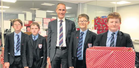  ??  ?? Bill Esterson MP with Shaun Bamford, John Burns,Connor Murt and Callum Harvey from the Enterprise Club and one of the food boxes