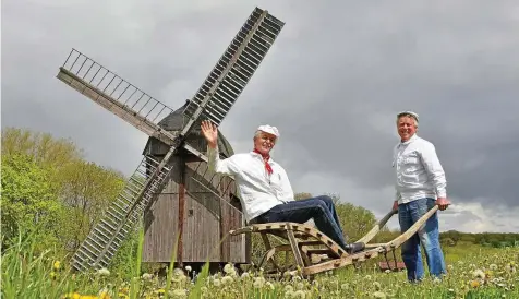  ?? LUTZ EBHARDT / ARCHIV ?? Wolfgang (links) und Hartmut Breithaupt sind die Besitzer der Bockwindmü­hle Ballstädt und kümmern sich mit einem Fördervere­in um deren Erhalt. Zum Mühlentag erwarten sie wieder Besucher.