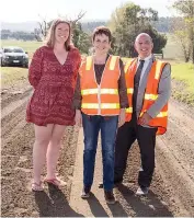  ??  ?? Local farmer Trish Hammond joins Agricultur­e Minister Jaala Pulford and Baw Baw Shire mayor Joe Gauci to inspect Labertouch­e North Rd, which has been in need of urgent upgrades.