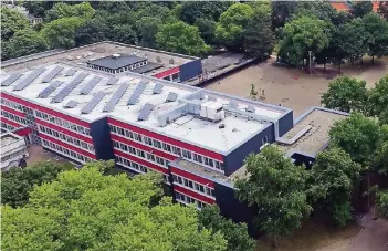  ?? RP-FOTO: UWE HELDENS (ARCHIV) ?? Der Klassentra­kt des Maximilian-Kolbe-Gymnasiums (vorne, rote Fassade) wurde bereits saniert. Bis zum Jahr 2020 ist nun der hintere Bereich an der Reihe, wo sich die Fachräume befinden.