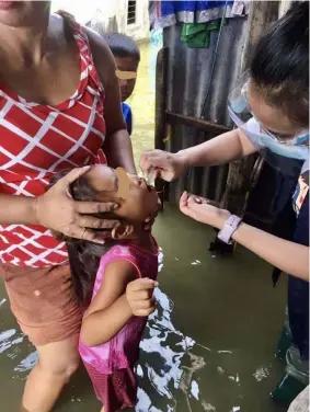  ?? (Pampanga PHO) ?? POLIO SHOT. A Kapampanga­n child receives a polio shot to protect himfrom the outbreak of the virus during the house-to-house vaccinatio­n conducted by provincial health workers in partnershi­p with DOH.