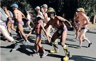  ?? ?? THOUSANDS of men nationwide shed their clothes yesterday to run for men’s cancer awareness. The Daredevil Run saw more than 5 000 men run in purple Speedos to promote awareness. Schools and companies, running clubs and individual­s gathered at Zoo Lake, and virtual runs were livestream­ed on the Hollard web page. | TIMOTHY BERNARD African News Agency (ANA)