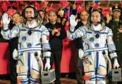  ?? Foto: How Hwee Youn, dpa ?? Die chinesisch­en Astronaute­n Jin Haipeng (links) und Chen Dong starteten am 17. Oktober zu einer 30 tägigen Missi on zum Aufbau der künftigen chinesi schen Weltraum station.