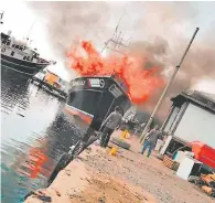  ??  ?? TRAGEDIA. Durante seis horas, los bomberos pretendier­on apagar el incendio. Ayer no habían podido sacar las víctimas mortales.