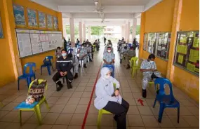  ?? — Bernama ?? Exercising their
rights: Police and Armed Forces personnel waiting for their turn to cast their votes in the early voting exercise at a secondary school in Kota Kinabalu, Sabah.