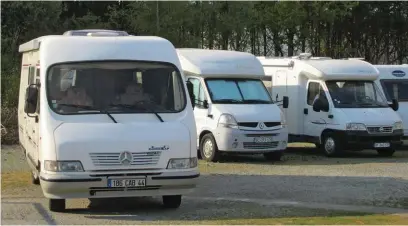  ??  ?? Les vieux camping-cars sont aussi très recherchés, comme ici chez Evasion 44, près de Nantes, mais attention aux pièces défectueus­es, parfois difficiles à trouver.