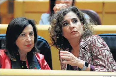  ?? KIKO HUESCA / EFE ?? La minsitra de Defensa, Margarita Robles, y la de Hacienda, María Jesús Montero, ayer en el Senado.’