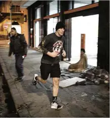  ?? Diego Padgurschi/Folhapress ?? Supla corre em calçada do centro de São Paulo, onde vive