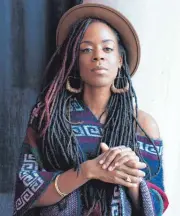  ?? FOTO: KATJA RUGE ?? Mit sozialkrit­ischem Rap, lässigem Jazz und Soul samt feministis­cher Poesie wartet Akua Naru auf.
