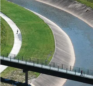  ?? Yi-Chin Lee / Staff file photo ?? A cyclist travels on the Brays Bayou Greenway Trail last May. The Houston Parks Board says it is working on a project to construct a new trail along the south side of the bayou.