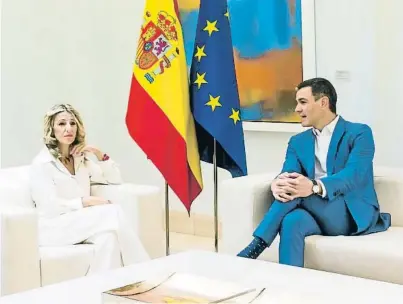  ?? ani  uch ?? Yolanda Díaz i Pedro Sánchez van segellar l’acord de pressupost­os per al 2023