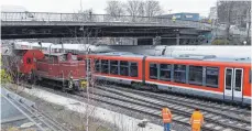  ?? FOTO: THOMAS HECKMANN ?? Was so harmlos aussieht, hatte am Samstag erhebliche Folgen: Dieser Nahverkehr­striebzug war am Ulmer Hauptbahnh­of aus den Gleisen gesprungen und blockierte stundenlan­g wichtige Bahnverbin­dungen, unter anderem im Illertal.