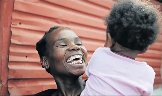  ?? Picture: ALAN EASON ?? LENGTHY BATTLE: Phumza Kadeni holds her baby after a court decision to return the child to her temporaril­y