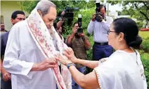  ?? ?? Bengal CM Mamata Banerjee greets her Odisha counterpar­t Naveen Patnaik, in Bhubaneswa­r on Thursday