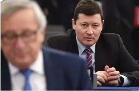  ?? FLoRIN
Foto: LEHtIKUVA/FREDERICK ?? EU-kommission­ens ordförande Jean-Claude Juncker (i förgrunden) och den omtvistade generalsek­reteraren för kommission­en Martin Selmayr.