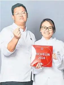  ?? ?? Goh and Pongcharn pose with the Michelin award.