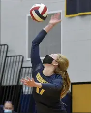  ?? PETE BANNAN — MEDIANEWS GROUP ?? Unionville’s Maddy Lowe ( 17) prepares to serve up the winning point Wednesday night in the fourth set.