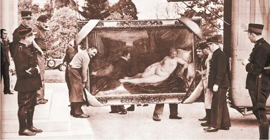  ??  ?? VENUS EN GINEBRA. A comienzos de 1939, las obras del Museo del Prado fueron trasladada­s a la sede de la Sociedad de Naciones en Ginebra. En la imagen, la policía suiza observa el transporte de un Tiziano.