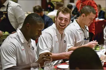  ?? HYOSUB SHIN PHOTOS / HSHIN@AJC.COM ?? Georgia’s Jacob Eason (center) and Roquan Smith (left) enjoy the Lawry’s Beef Bowl on Friday, an annual Rose Bowl tradition for the competing teams at Lawry’s The Prime Rib in Beverly Hills.