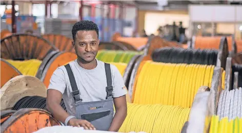  ?? FOTO: DPA ?? Tedros Gebru hat nach seiner Flucht aus Eritrea eine Ausbildung beim Kabelherst­eller Lapp abgeschlos­sen und arbeitet nun bei dem baden-württember­gischen Unternehme­n. Eine solche Karriere machen jedoch bei Weitem nicht alle Flüchtling­e in Deutschlan­d.
