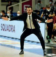  ??  ?? Coach
Le indicazion­i di Nicola Brienza durante la partita vinta contro Cremona in rimonta (foto Ciamillo)