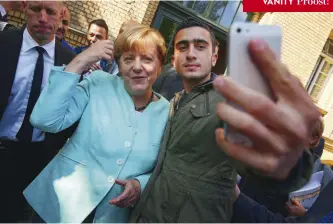  ??  ?? IL SELFIE PIÙ FAMOSO
Merkel con il profugo siriano Anas Modamani al centro AWO Refugium Askanierri­ng di Berlino nel settembre 2015.