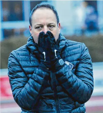  ?? Foto: Roland Furthmair ?? Die letzten Minuten des Spiels gegen Rain waren auch für FVI-Trainer Holger Bachthaler eine reine Nervensach­e. Am Ende ging es gerade noch gut.