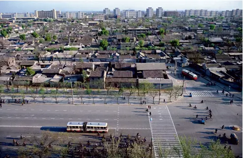  ?? Fotos cortesía de Adriano Màdaro ?? El paisaje de la capital china visto desde una ventana del Beijing Minzu Hotel en 1979.