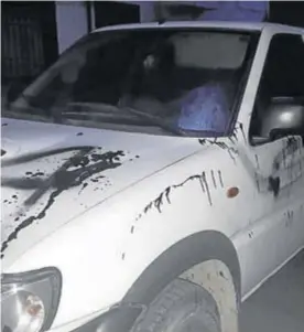  ?? CÓRDOBA ?? Vehículo con las pintadas que también han sido denunciada­s.