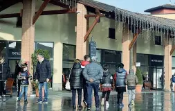  ?? L’afflusso ?? Già una ventina di minuti dopo l’apertura dell’outlet Village di Rodengo Saiano, alle 10 del mattino, il parcheggio era pieno