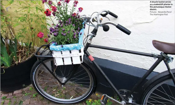  ?? Pictures: Alexandra Pecci/ The Washington Post ?? A bicycle basket serves as a makeshift planter in the picturesqu­e Höchst district.