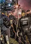  ??  ?? Polizisten stellten viele, in der Altstadt verbotene, Feuerwerks­körper sicher.