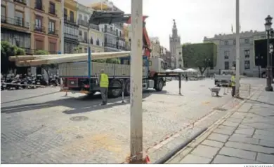  ?? ANTONIO PIZARRO ?? Los postes para la iluminació­n que recordará la Feria de Abril ya están colocados en la Plaza de San Francisco.